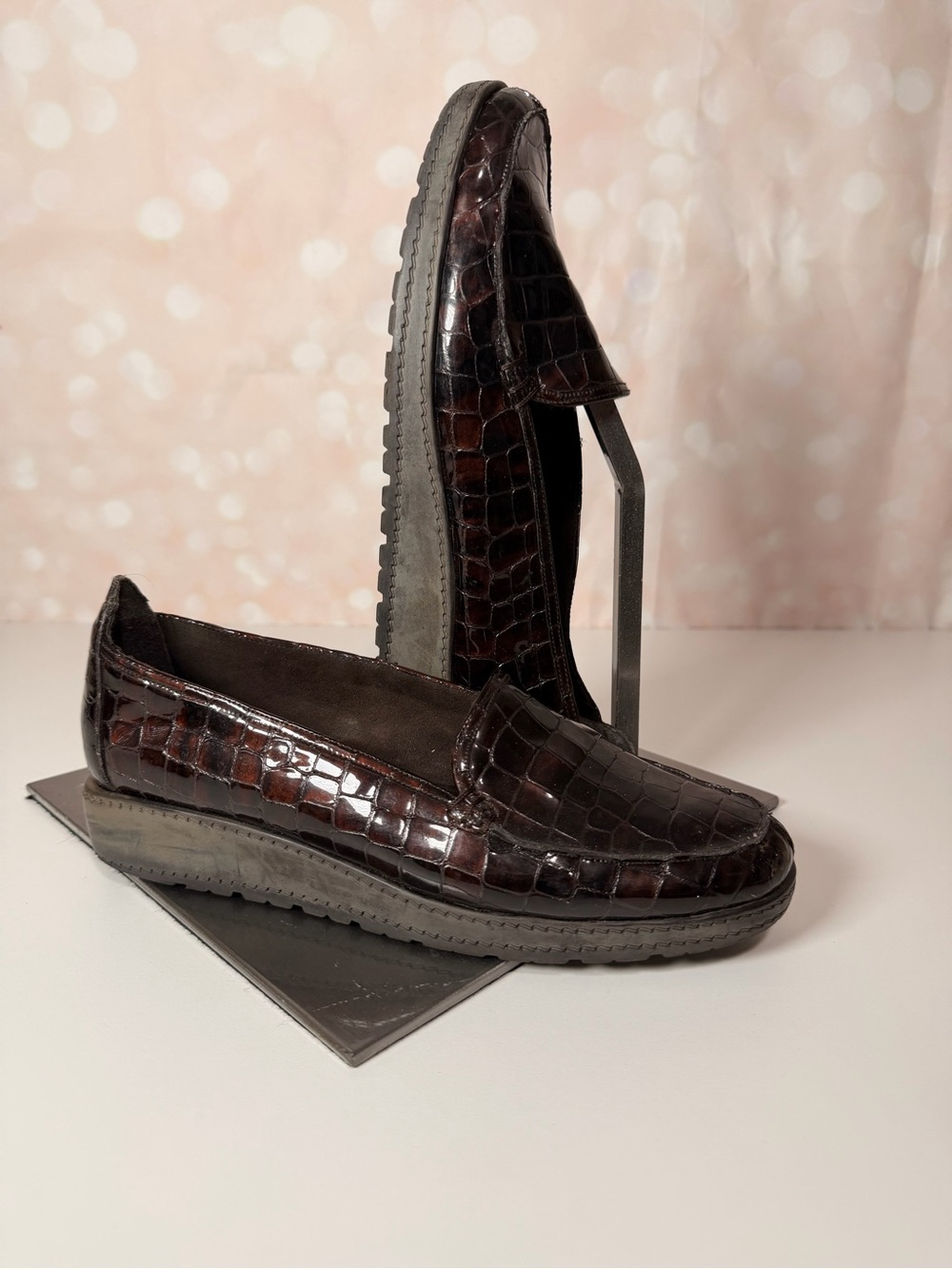 STUART WEITZMAN Maroon Leather Croc Loafer